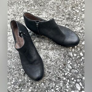 DANSKO black soft ankle leather heeled booties in excellent used condition